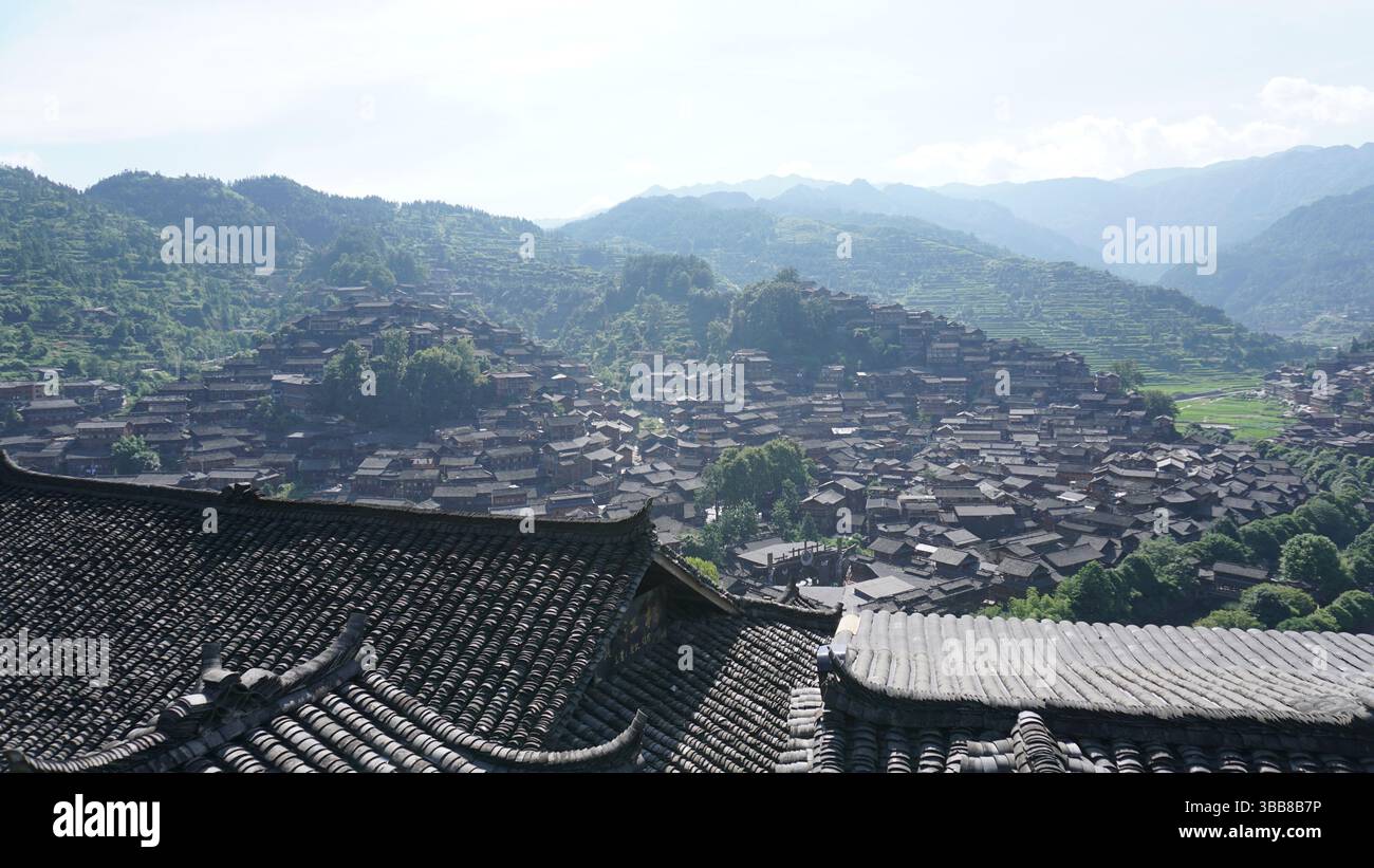 Xijiang Qianhu Miao Village : une tapisserie vivante de la culture Miao à Guizhou, en Chine Banque D'Images