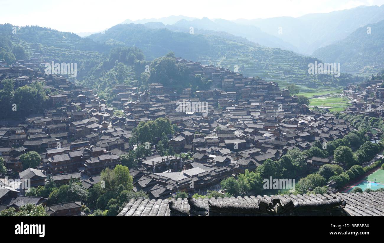 Xijiang Qianhu Miao Village : une tapisserie vivante de la culture Miao à Guizhou, en Chine Banque D'Images