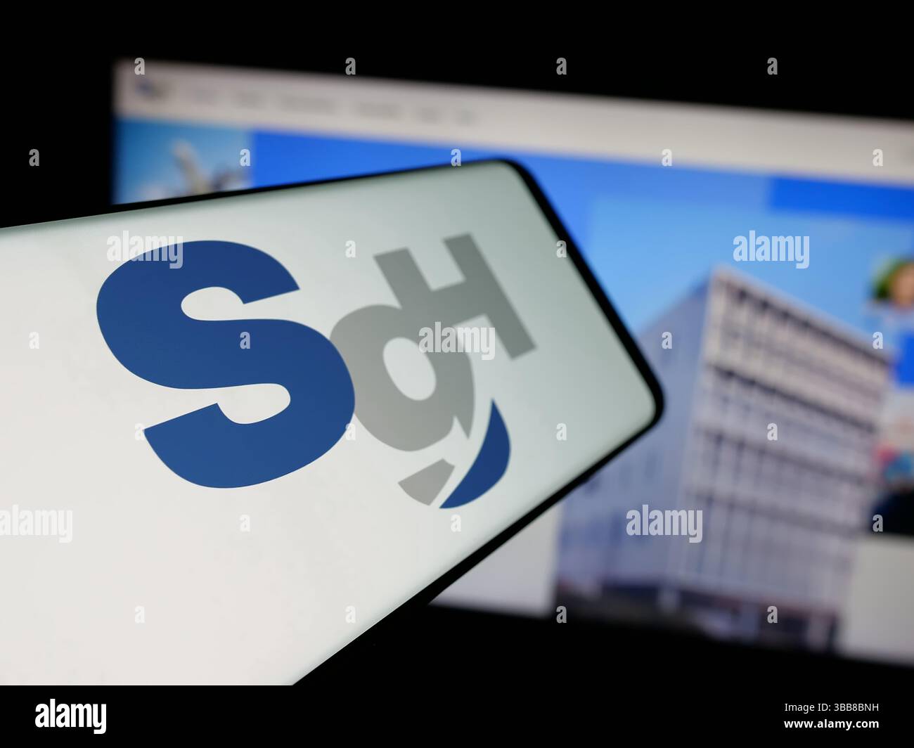 Allemagne. 26 avril 2025. Dans cette illustration photo, un smartphone avec le logo de la société de logistique SG Holdings Co. Ltd. est vu sur l'écran en face du site Web. (Photo timon Schneider/SOPA images/SIPA USA) *** strictement à des fins éditoriales *** crédit : SIPA USA/Alamy Live News Banque D'Images