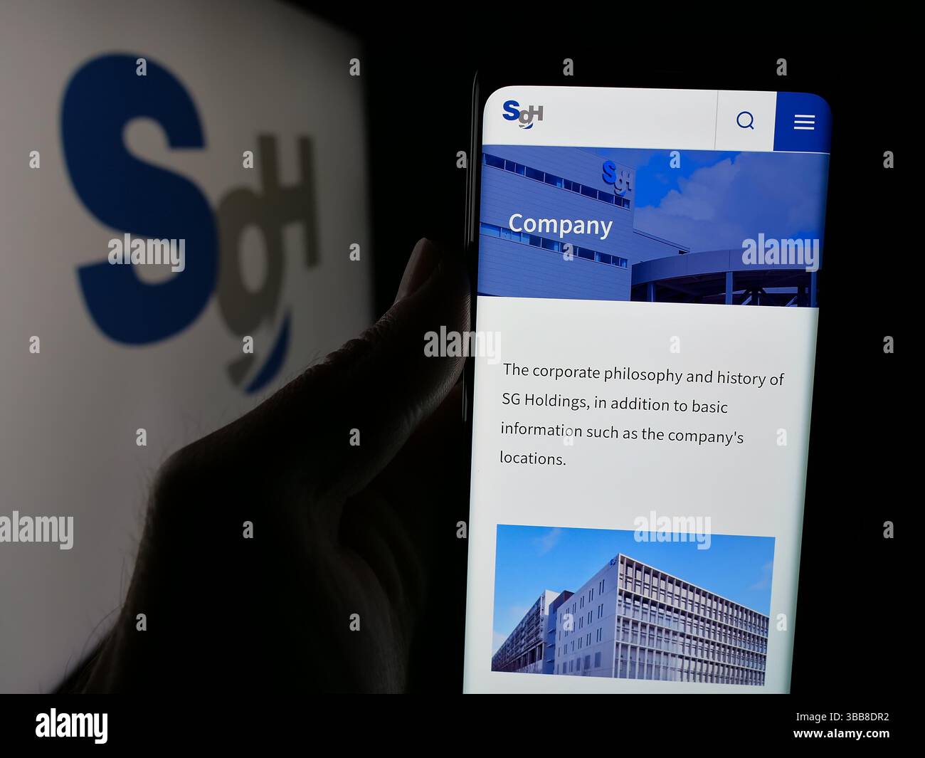 Allemagne. 26 avril 2025. Dans cette illustration photo, une personne tient un smartphone avec le site Web de la société de logistique SG Holdings Co. Ltd sur l'écran devant le logo. (Crédit image : © timon Schneider/SOPA images via ZUMA Press Wire) USAGE ÉDITORIAL SEULEMENT ! Non destiné à UN USAGE commercial ! Banque D'Images