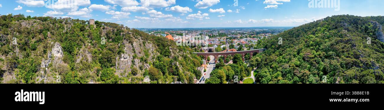 Panorama aérien de Mödling, Autriche avec Tour noire historique et aqueduc Banque D'Images