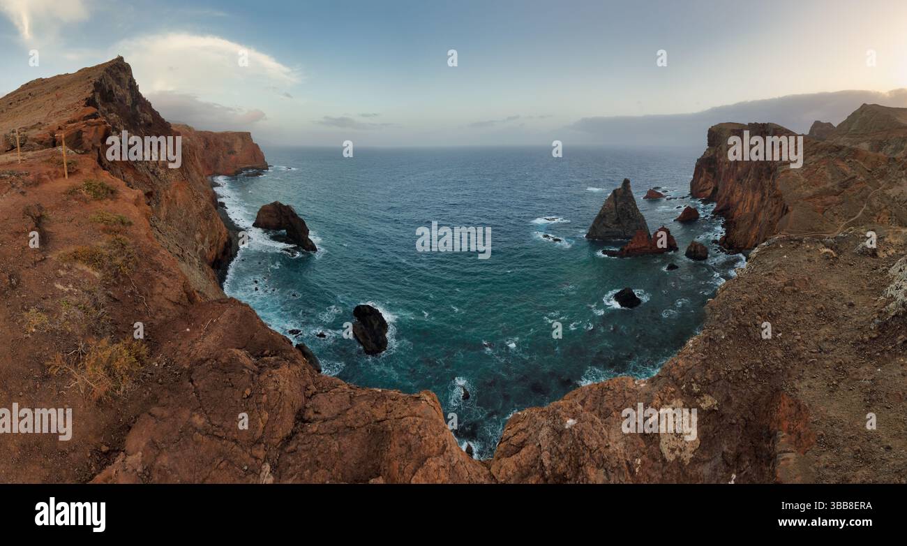 Beau paysage océanique - lever de soleil spectaculaire sur les falaises colorées de Ponta de Sao Lourenco dans l'île de Madère, Portugal. Banque D'Images