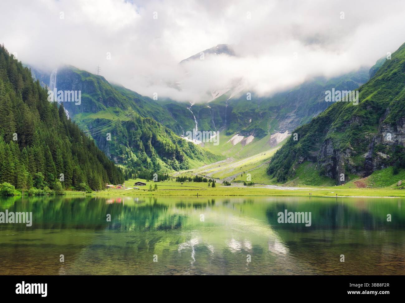 Beau lac vert dans le paysage des Alpes de montagne, Autriche - point de repère naturel Hintersee dans la vallée de Felber près de Mittersill à la zone centrale de la nat Banque D'Images