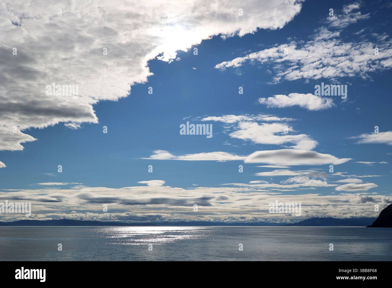 Fantastique ciel nuageux au-dessus de la mer dans la région de Trondelag en Norvège Banque D'Images