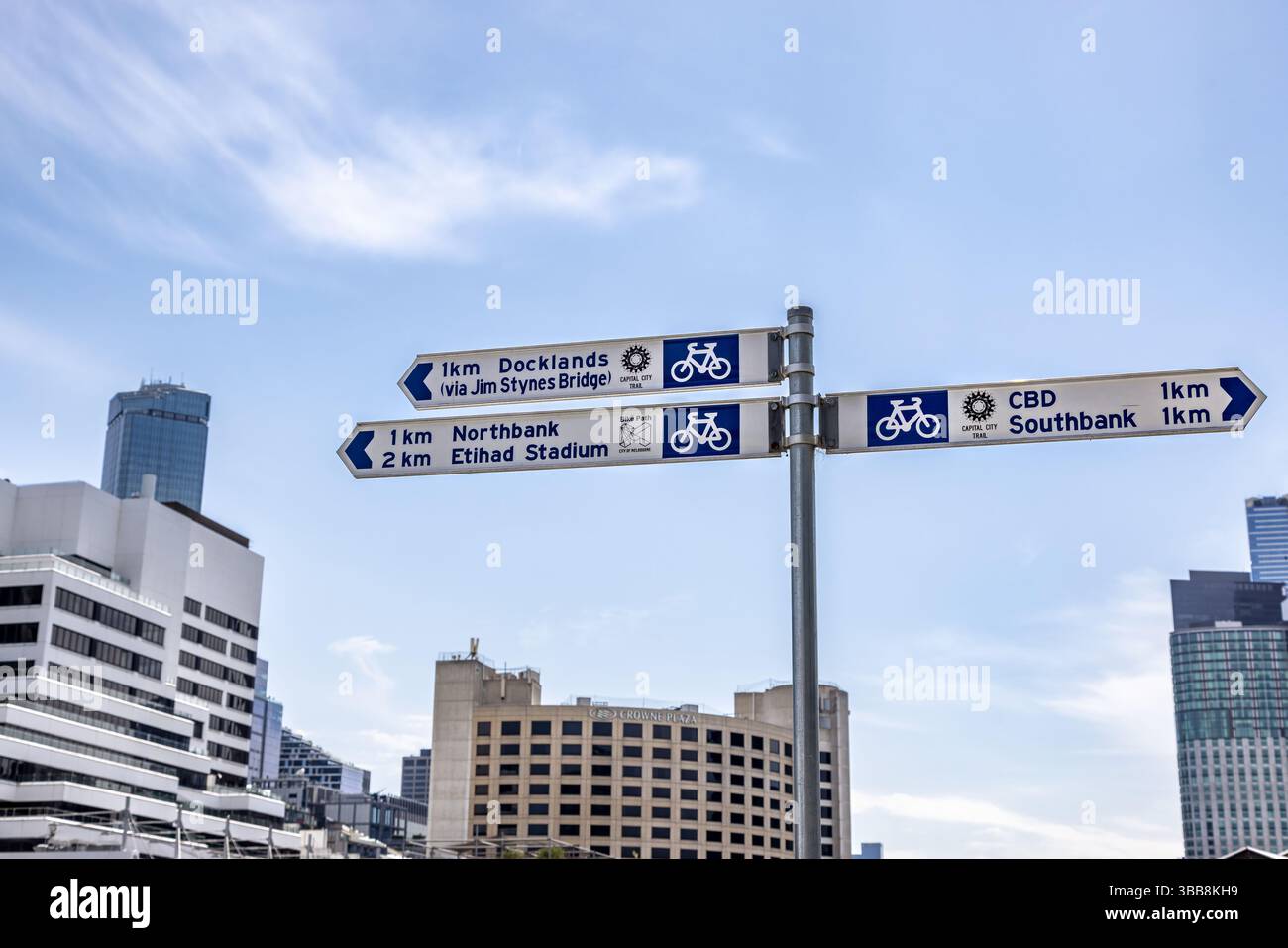 Melbourne, Australie - 21 janvier 2023 : panneaux de pistes cyclables le long de la rivière Yarra à Melbourne, avec une architecture urbaine moderne et un fond de ciel bleu. Banque D'Images
