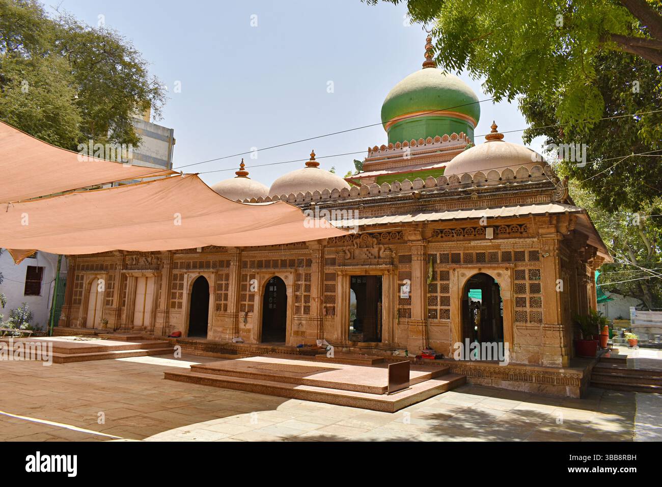 Vue arrière de Hazrat Shah Wajeehuddeen Alvi Gujarati Dargah, un tombeau sanctuaire présentant des sculptures complexes en pierre, situé à Khanpur, Ahmedabad, Gujarat, Banque D'Images