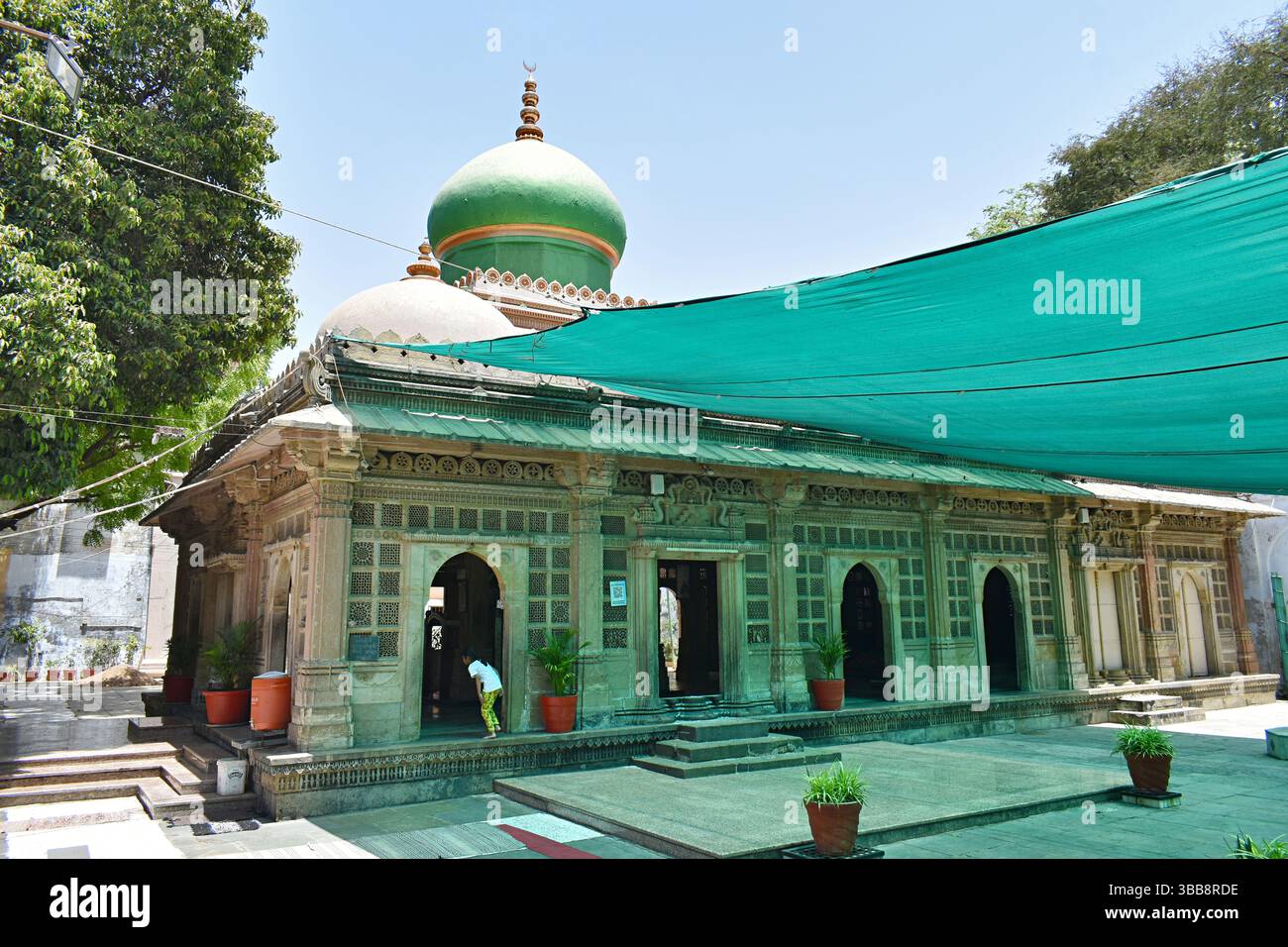 Vue arrière de Hazrat Shah Wajeehuddeen Alvi Gujarati Dargah, une tombe avec des sculptures en pierre à Khanpur, Ahmedabad, Gujarat, Inde. Construit par disciple S. Banque D'Images