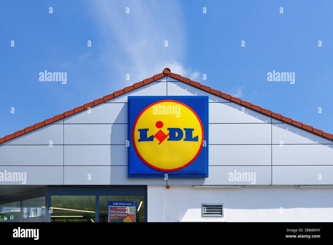Cologne, Allemagne, 14 mai 2025 : Lidl signe publicitaire sur le pignon d'un magasin à Cologne Ehrenfeld par une journée ensoleillée avec un ciel bleu Banque D'Images