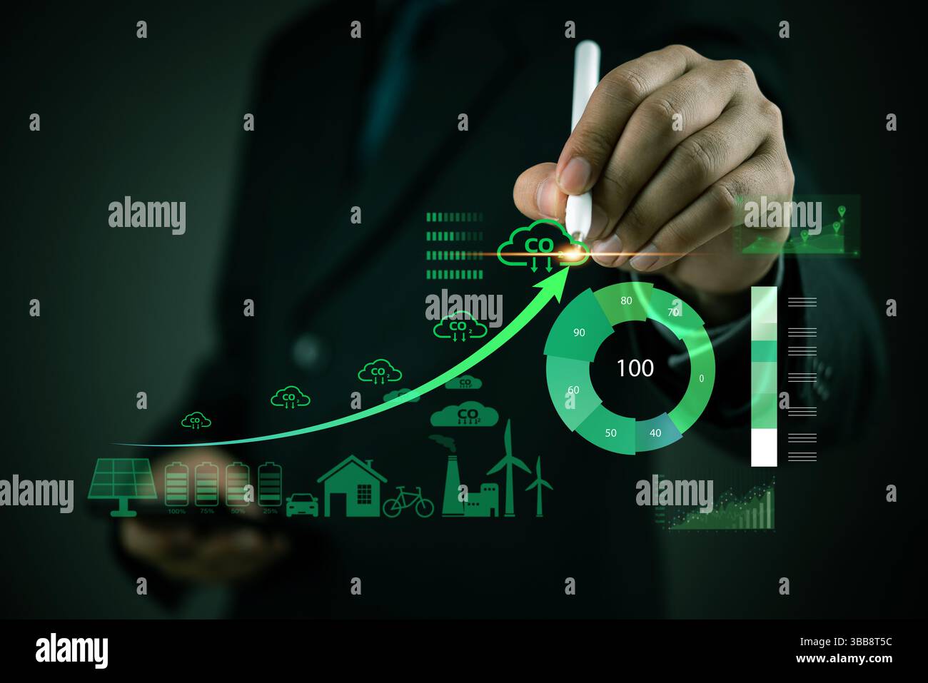 Homme d'affaires analysant la réduction de l'empreinte carbone avec un tableau de bord futuriste. Concept de durabilité, énergies renouvelables, gestion des émissions de CO2, a Banque D'Images