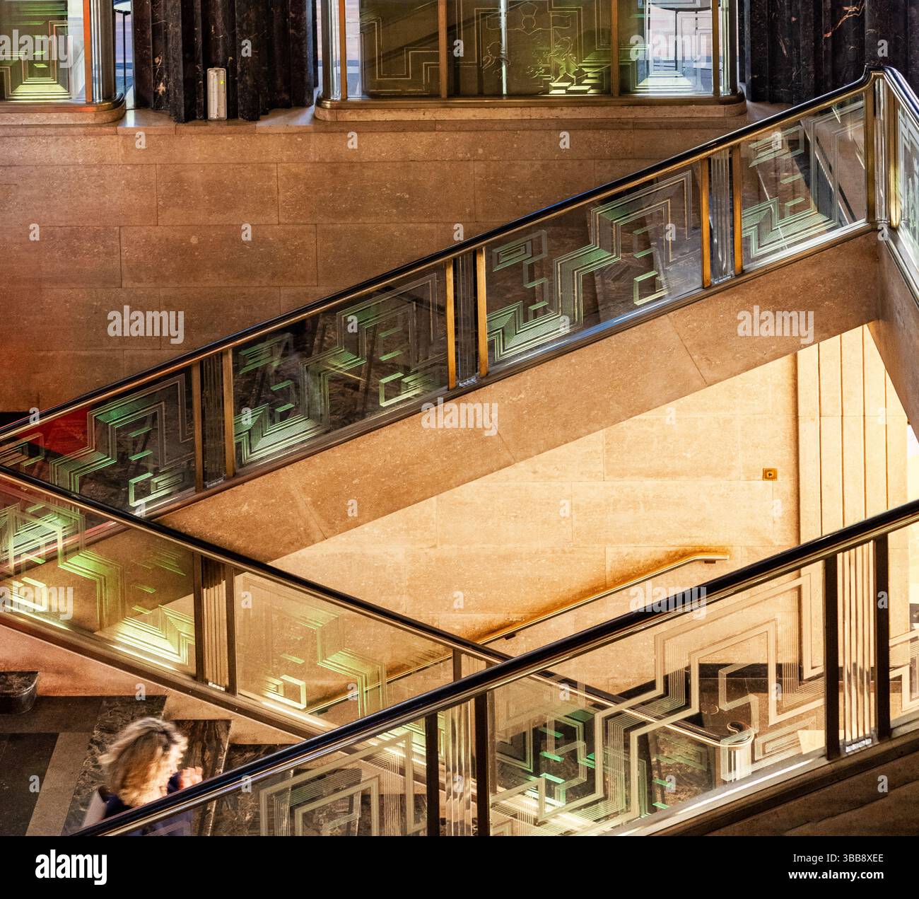Le hall principal du RIBA (Royal Institute of British Architects, avec escaliers croisés Banque D'Images