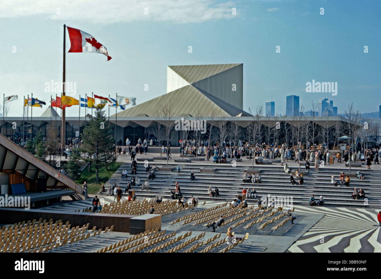 Une vue de la salle de concert extérieure près du pavillon du Canada à Expo 67, Montréal, Québec, Canada en 1967. Derrière se trouve le théâtre intérieur. Le grand drapeau canadien bat dans la brise. L’exposition universelle (ou exposition universelle, « Expo 67 ») était située sur une île du fleuve Saint-Laurent. Le thème de l’Expo était « L’homme et son monde ». L'attraction a perduré après 1967 pendant les mois d'été et a finalement fermé en 1981 - une photographie vintage des années 1960. Banque D'Images