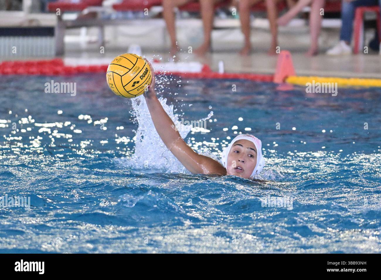Luna Di Claudio (SIS Roma) lors de la demi-finale du match éliminatoire 1 du waterpolo féminin italien Serie A1 entre SIS Roma et Rapallo Nuoto le 14 mai 2025 au Polo Acquatico Frecciarossa à Rome, Italie crédit : Roberto Bettacchi Photography/Alamy Live News Banque D'Images