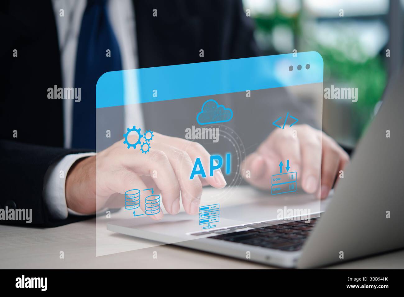 Développeur de logiciels travaillant sur un projet d’intégration d’API avec des services de base de données et de cloud, démontrant la transformation numérique de L’INFORMATIQUE. Programmation c Banque D'Images