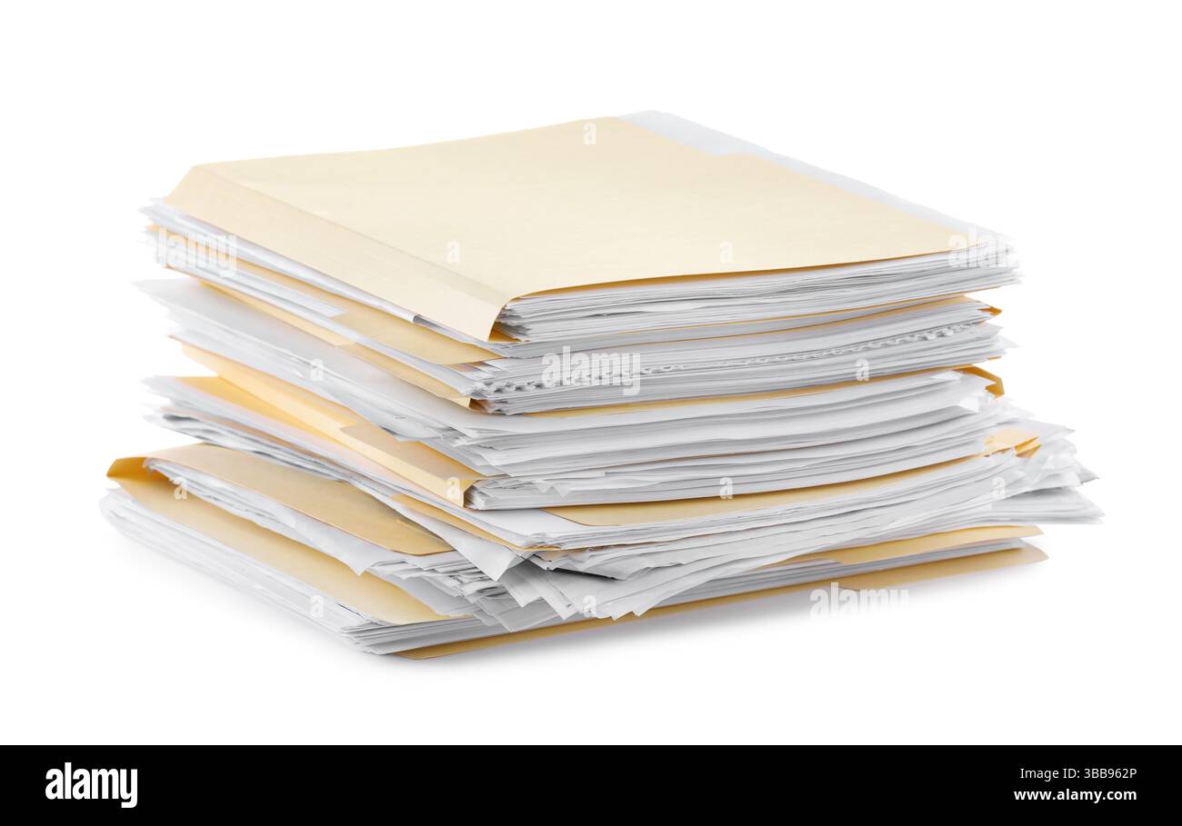 Pile de dossiers avec des papiers isolés sur blanc Banque D'Images