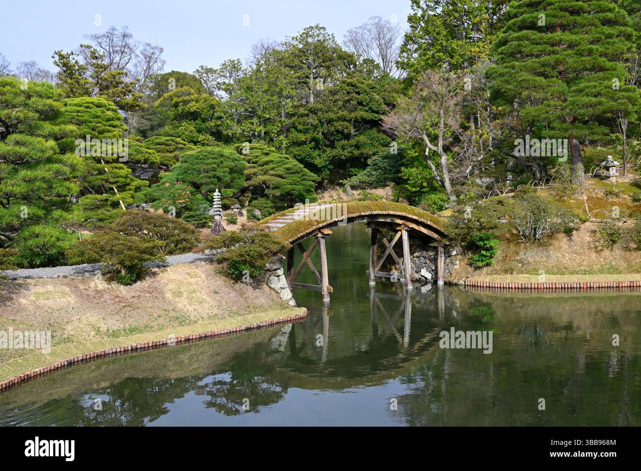 Un pont en bois couvert de mousse sur le lac dans Katsura Imperial Villa et jardins, Kyoto, Japon. Banque D'Images