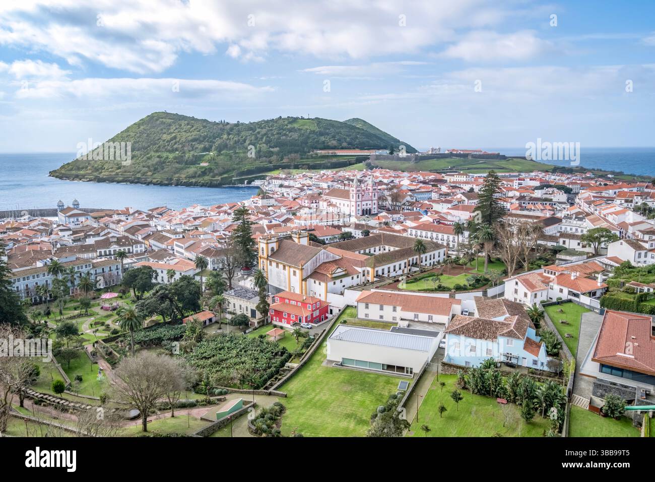 Angra do Heroismo avec la péninsule de Monte Brasil en arrière-plan. Ville historique classée au patrimoine mondial de l'UNESCO avec bâtiments blancs, toits de tuiles rouges, archit colonial Banque D'Images