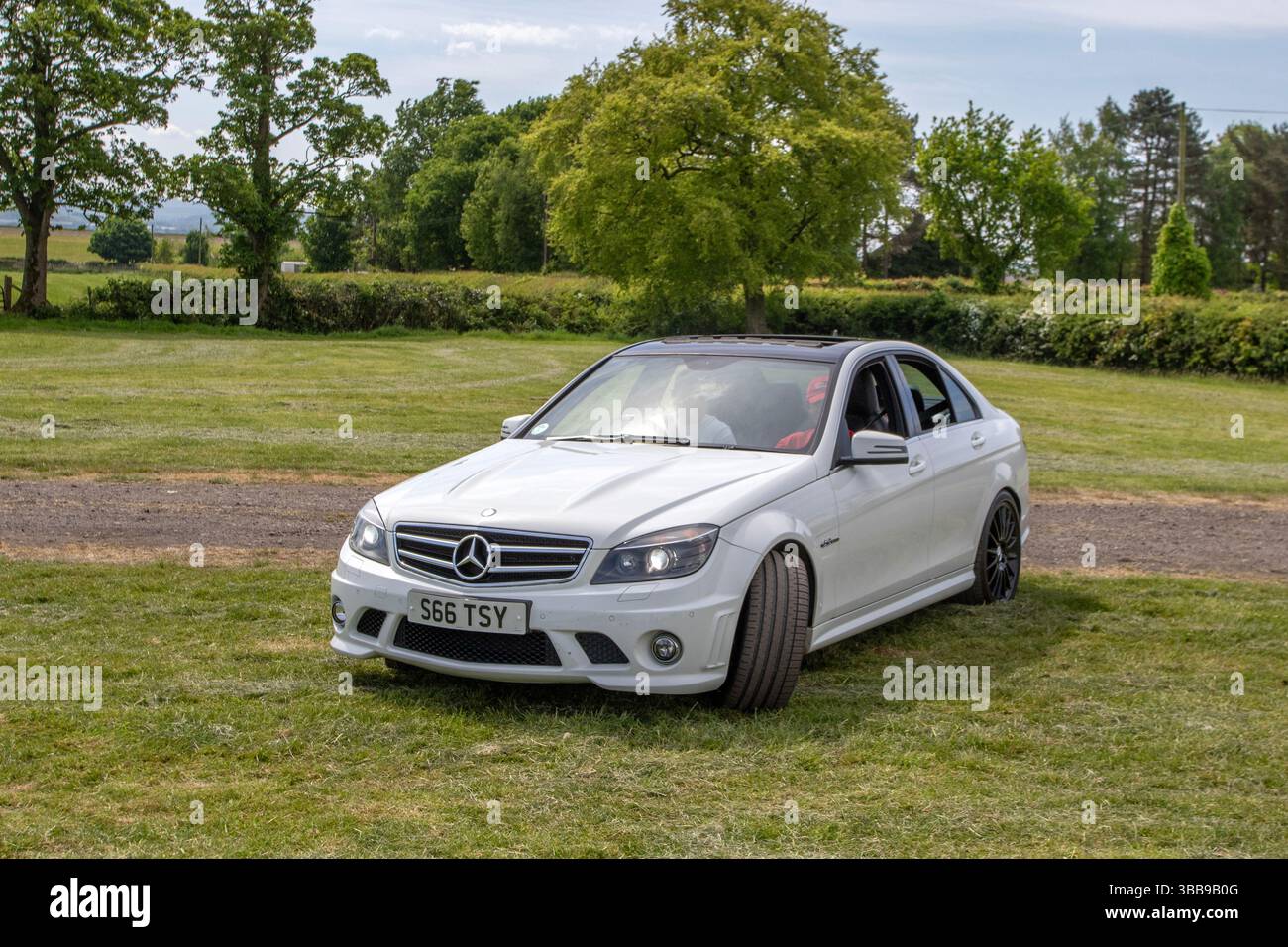 2010 Blanc Mercedes C63 AMG Auto 7G-Tronic Auto Saloon car essence 6208 cc ; 2025 Wheels Up North, événement de culture automobile, classique modifié, voiture de sport et événement de supercar, Longridge, Angleterre, Royaume-Uni Banque D'Images