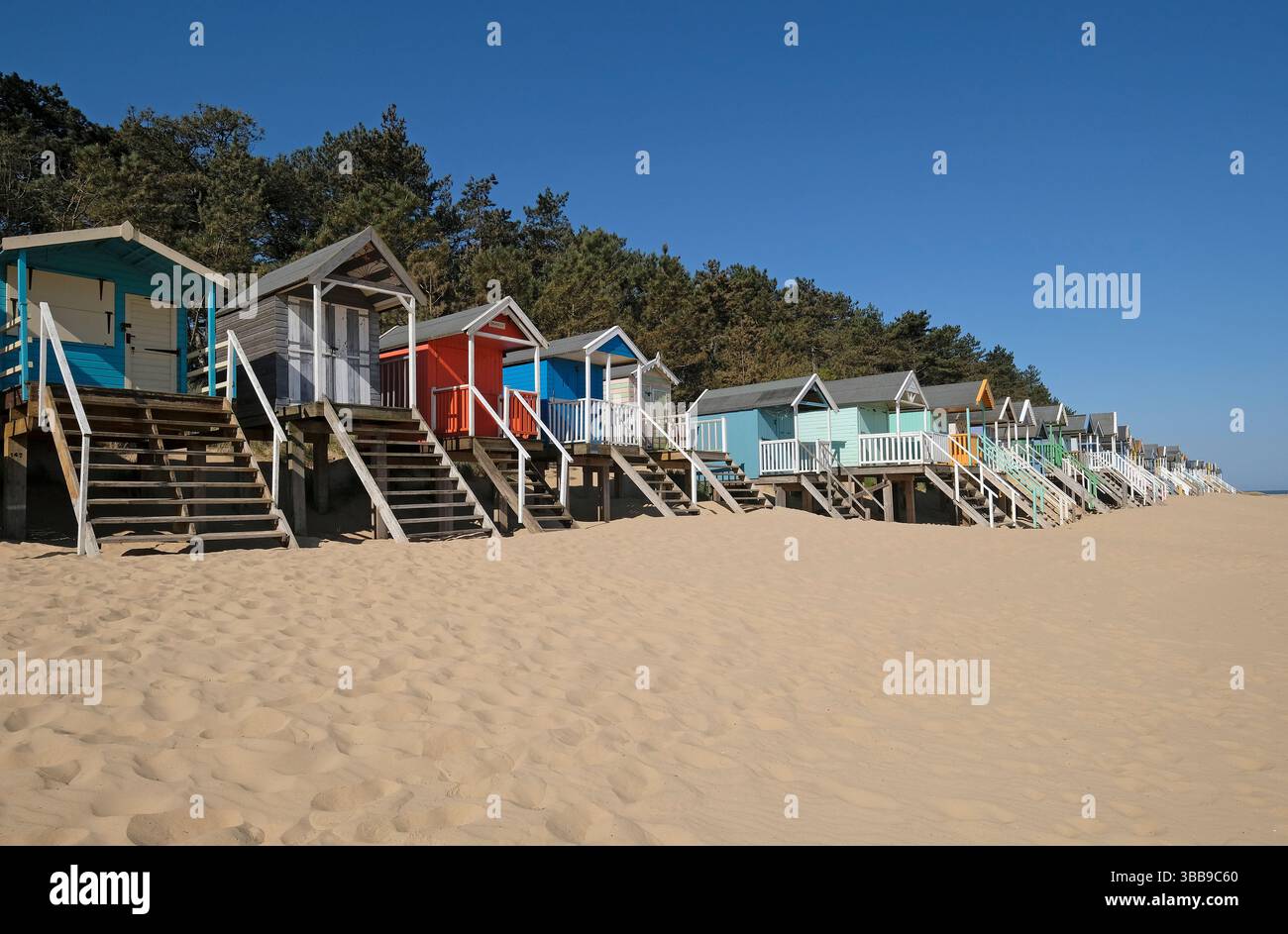 cabanes de plage colorées, puits à côté de la mer, nord de norfolk, angleterre Banque D'Images