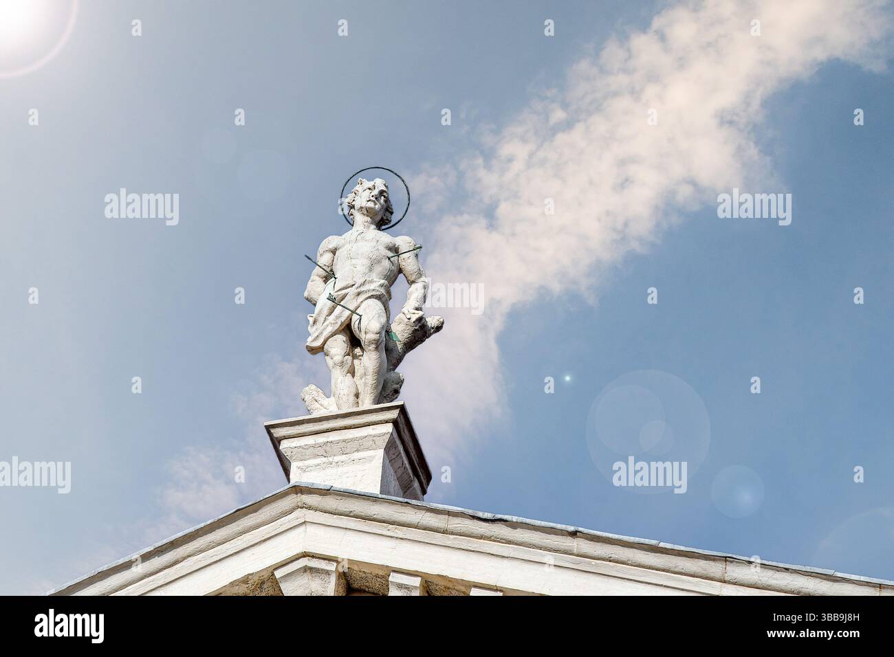Statue de Saint Sébastien blessé par des flèches sur le sommet du fronton de l'église de San Sebastiano (16ème c), quartier de Dorsoduro, Venise, Vénétie, Italie Banque D'Images Statue de Saint Sébastien blessé par des flèches sur le sommet du fronton de l'église de San Sebastiano (16ème c), quartier de Dorsoduro, Venise, Vénétie, Italie Banque D'Images