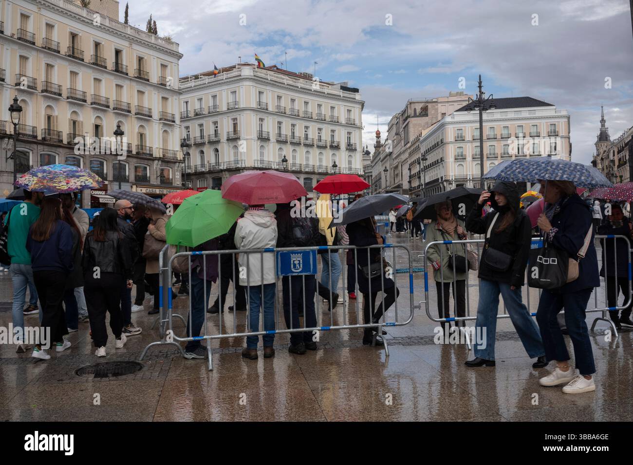 Plaza Mayor par un jour humide de printemps alors que des pluies torrentielles se sont déversées sur la ville de Madrid, capitale de l'Espagne, en Europe Banque D'Images