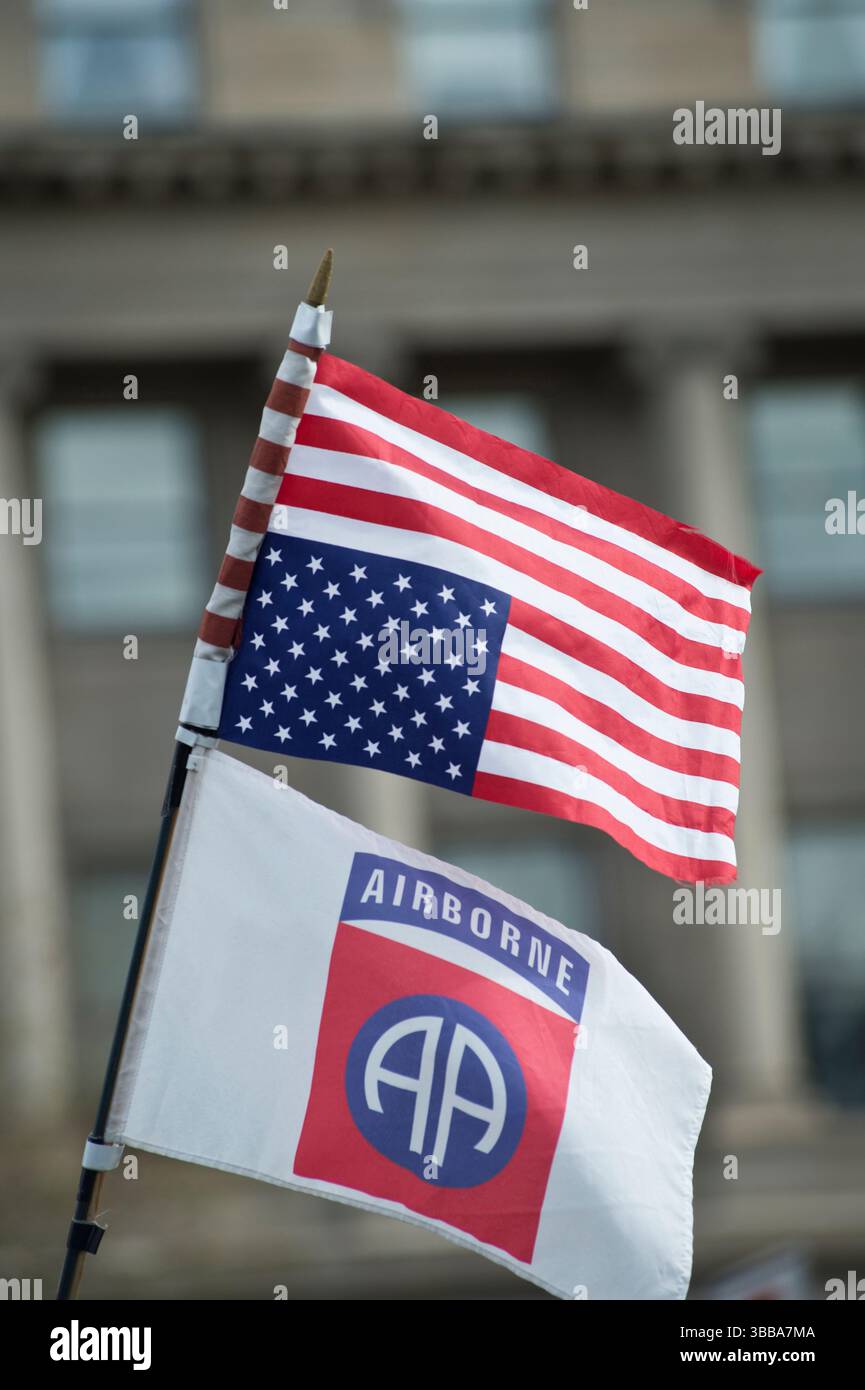 Drapeau américain inversé lors d'un rassemblement de protestation anti-Trump à Boise, Idaho, en mars 2025 Banque D'Images