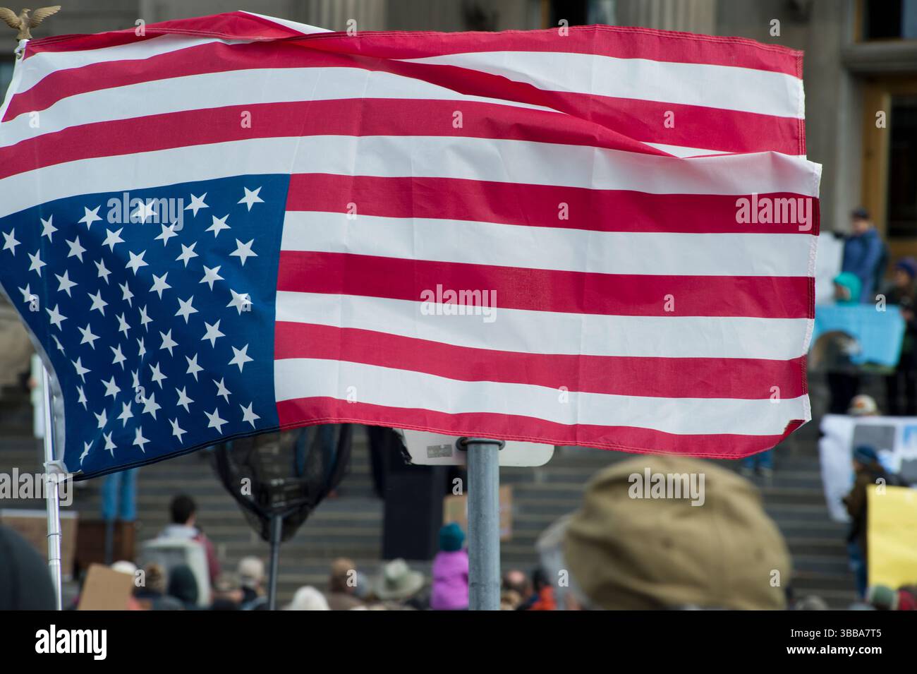 Drapeau américain inversé lors d'un rassemblement de protestation anti-Trump à Boise, Idaho, en mars 2025 Banque D'Images