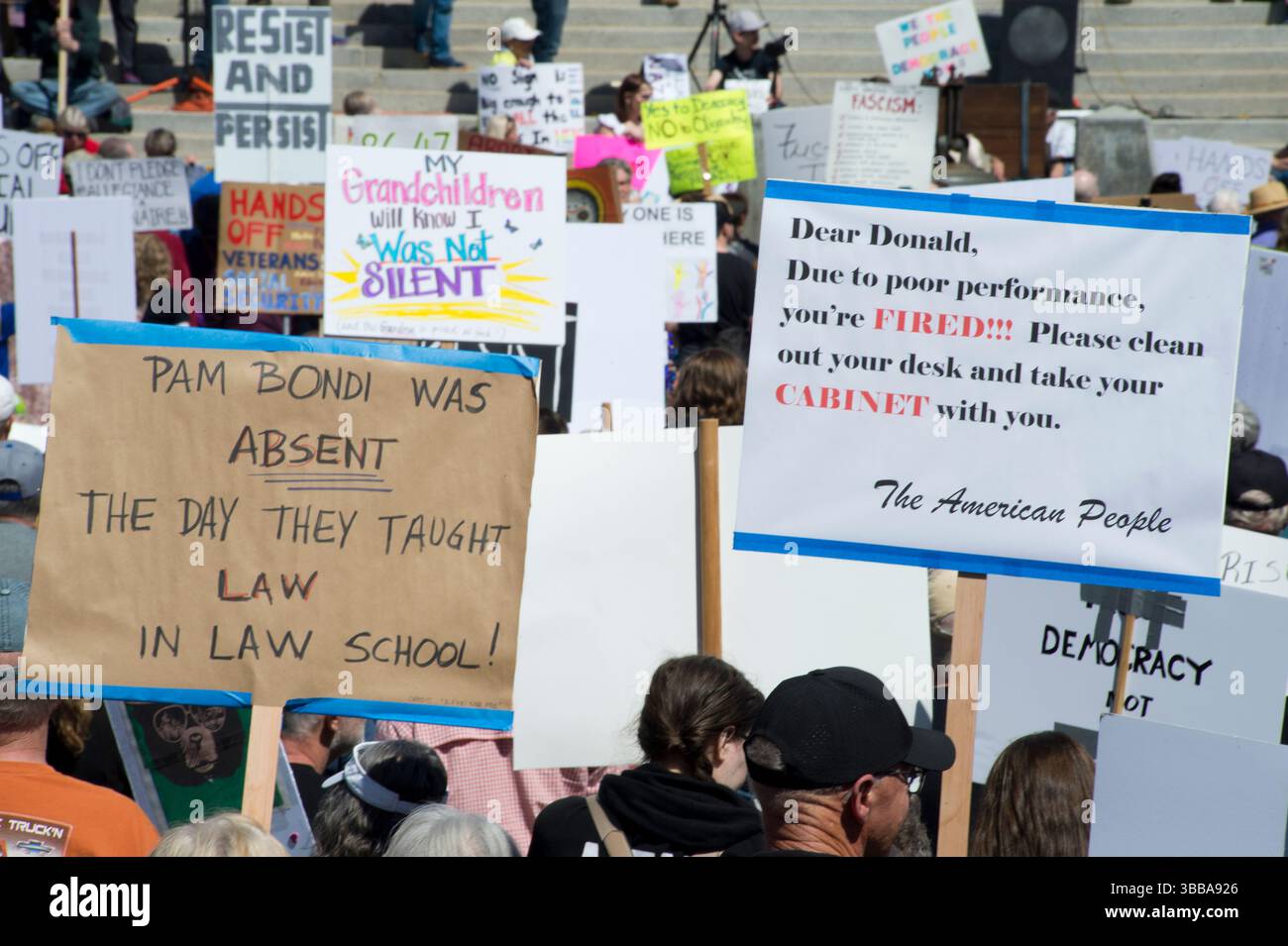 Pancartes au rassemblement anti-Trump 50501 à Boise Idaho Banque D'Images