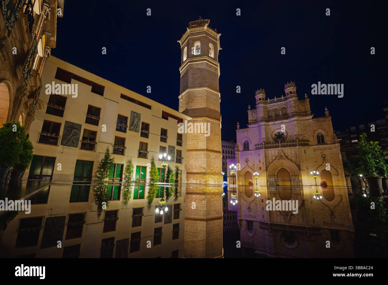 Castellón de la Plana, Espagne. Vue de nuit sur la cathédrale de Santa María et le clocher octogonal El Fadrí sur la Plaza Mayor Banque D'Images