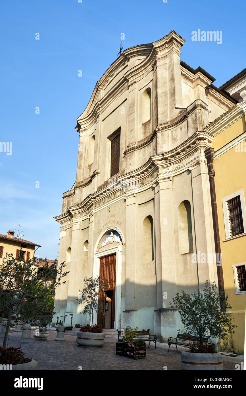 Façade d'église baroque dans la ville de San Felice del Benaco, Italie Banque D'Images