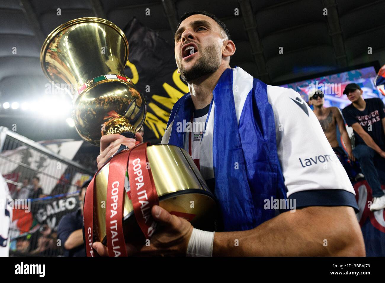 Charalampos Lykogiannis du Bologna FC célèbre avec le trophée à la fin du match final de la Coppa Italia entre l'AC Milan et le Bologna FC au Stadio Olimpico à Rome (Italie), le 14 mai 2025. Banque D'Images