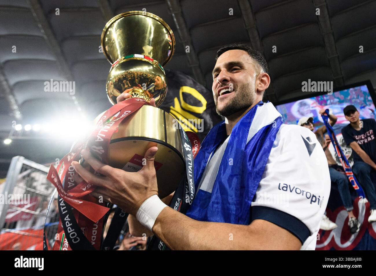 Charalampos Lykogiannis du Bologna FC célèbre avec le trophée à la fin du match final de la Coppa Italia entre l'AC Milan et le Bologna FC au Stadio Olimpico à Rome (Italie), le 14 mai 2025. Banque D'Images