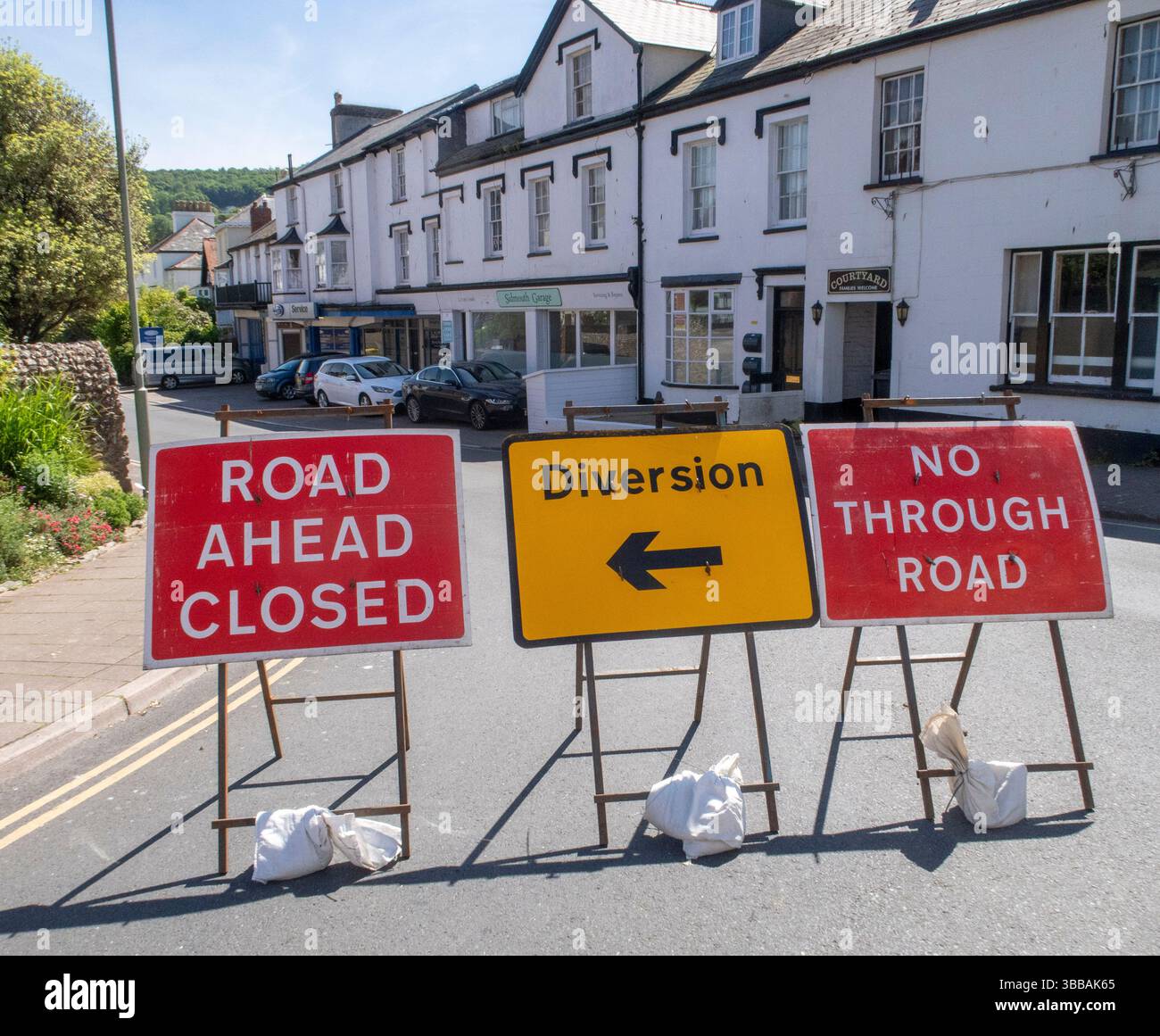 Route devant fermée, déviation, pas de signalisation routière, problèmes de circulation, travaux routiers, route bloquée, Banque D'Images
