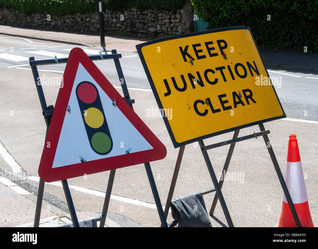 Panneau de signalisation garder la jonction dégagée, panneau de feux de signalisation, travaux routiers, cône de signalisation, Banque D'Images