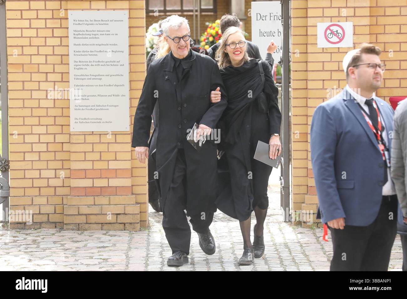 Beerdigung von Margot Friedländer Wim Wenders mit Ehefrau Donata nach der Beerdigung von Margot Friedländer à Berlin *** funérailles de Margot Friedländer Wim Wenders avec sa femme Donata après les funérailles de Margot Friedländer à Berlin Copyright : xMatthiasxGränzdörferx Banque D'Images