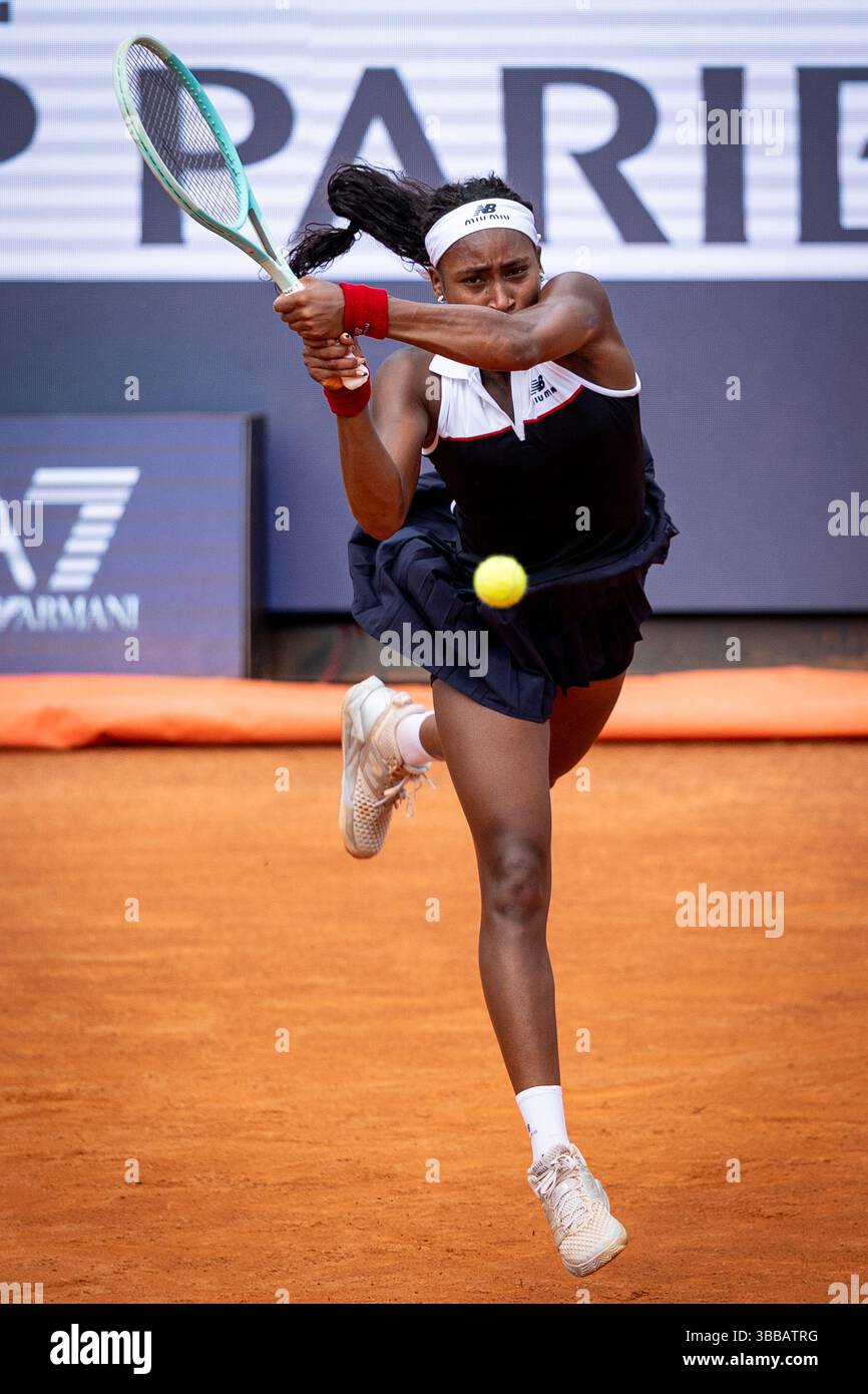 Rome, Italie. 14 mai 2025. Coco Gauff des États-Unis vu en action contre Mirra Andreeva (pas en vue) en quart de finale au dixième jour de l'Internazionali BNL D'Italia 2025 Italian Open au Foro Italico. Coco Gauff a battu Mirra Andreeva 6-7, 4-6 dans leur quart de finale à l'Internazionali BNL d'Italia. Crédit : SOPA images Limited/Alamy Live News Banque D'Images