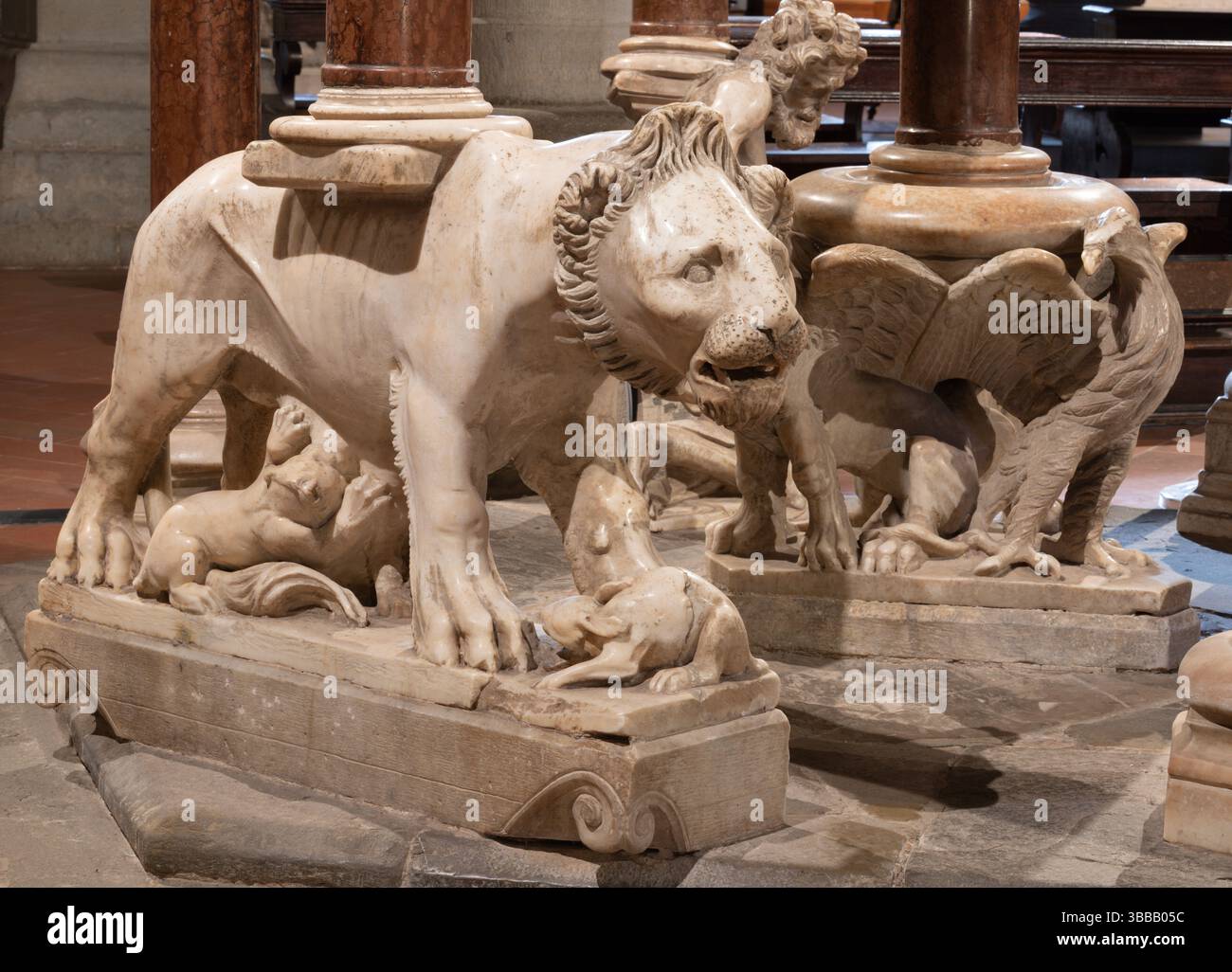 PISTOIA, ITALIE - 16 MARS 2025 : les lions de la chaire médiévale en marbre dans l'église Pieve di Sant'Andrea par Giovanni Pisano de l'année 1301. Banque D'Images