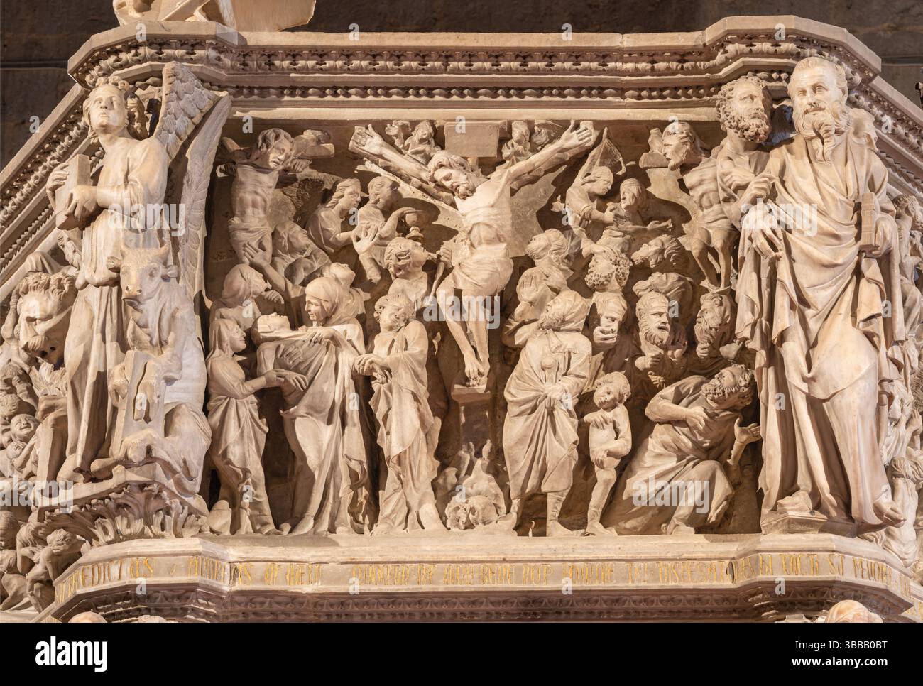 PISTOIA, ITALIE - 16 MARS 2025 : le relief en marbre de Crucifixion sur la chaire médiévale de l'église Pieve di Sant'Andrea par Giovanni Pisano Banque D'Images