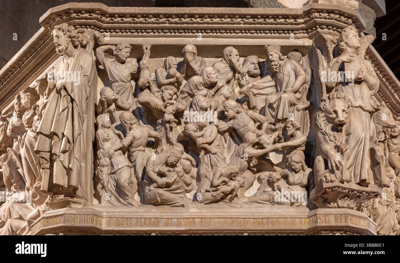 PISTOIA, ITALIE - 16 MARS 2025 : le relief en marbre du massacre d'Inocents sur la chaire médiévale dans l'église Pieve di Sant'Andrea par Giovanni Pisano Banque D'Images