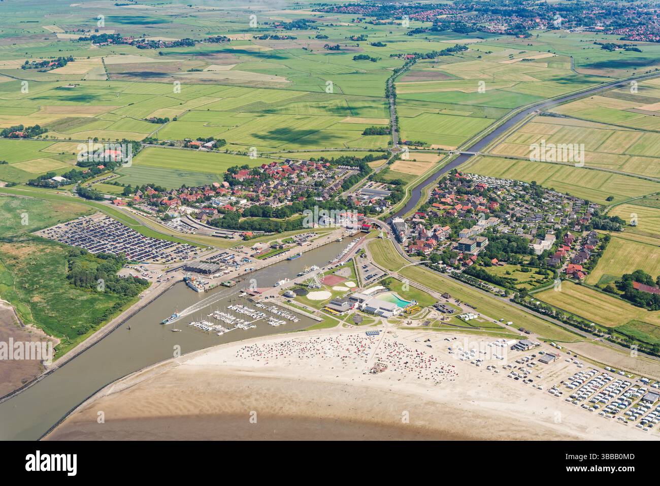 Bensersiel. Vue aérienne de la station balnéaire de la mer du Nord sur la mer des Wadden dans le district de Wittmund en Ostfriesland, Frise orientale, basse-Saxe, Allemagne. Banque D'Images