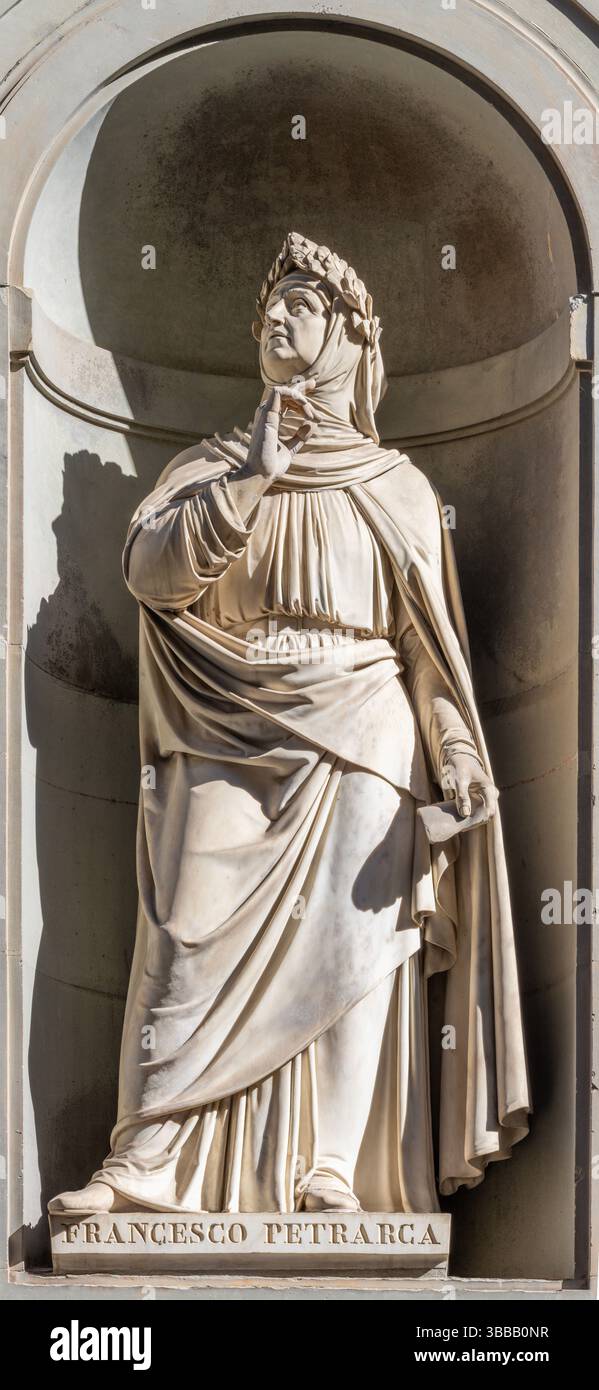 FLORENCE, ITALIE - 18 MARS 2025 : la statue de Francesco Petrarca sur la façade de la galerie Uffizi par Andrea Leoni (1845). Banque D'Images
