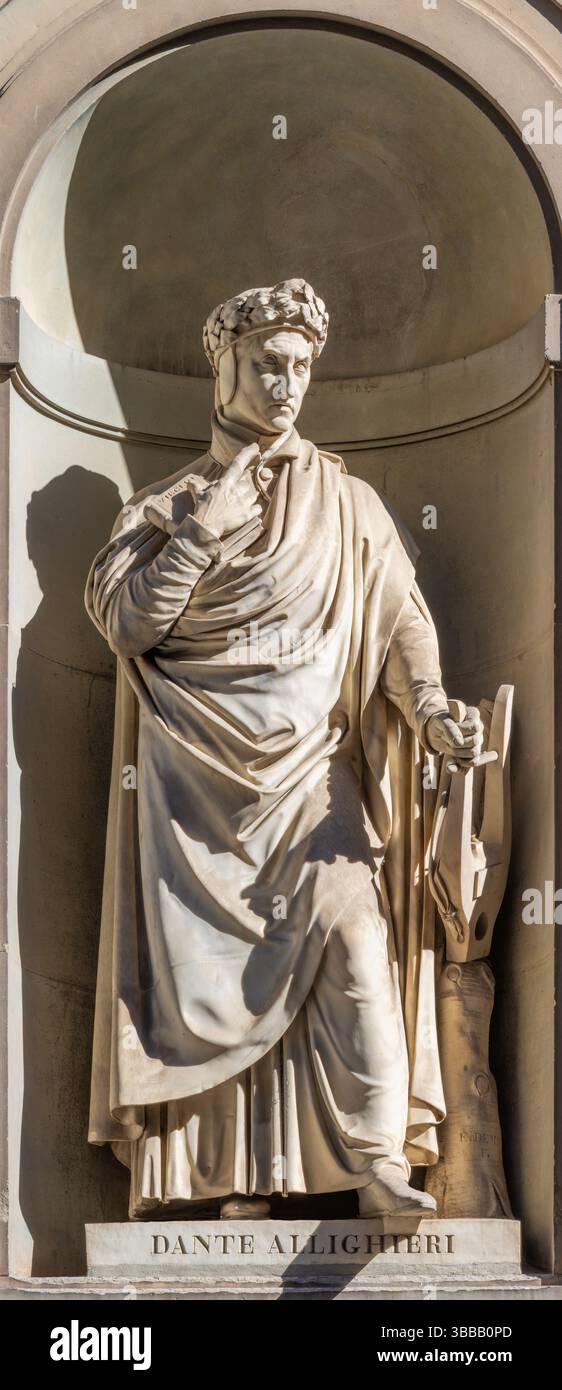 FLORENCE, ITALIE - 18 MARS 2025 : la statue de Dante Alighieri sur la façade de la galerie Uffizi par Emilio demi (1798 – 1863). Banque D'Images