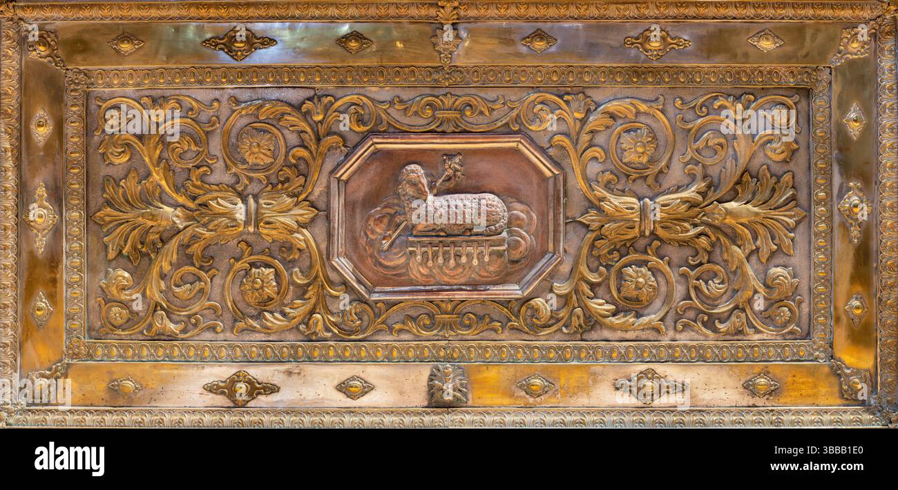 BOLOGNE, ITALIE - 22 MARS 2025 : le relief baroque métallique de l'Agneau de Dieu dans l'église Chiesa dei Santi vitale e Agricola dans Arena Banque D'Images