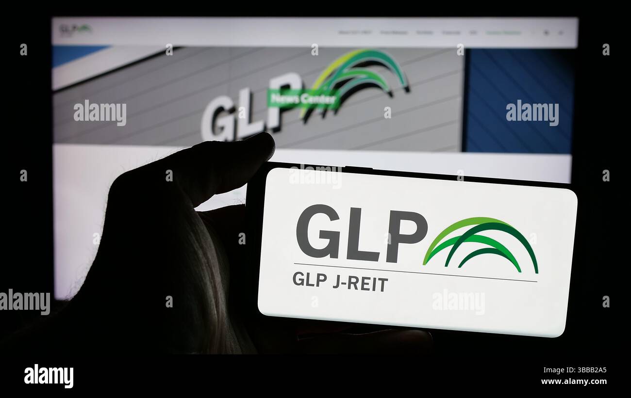 Stuttgart, Allemagne - 01-02-2024 : personne tenant un téléphone portable avec le logo de la société immobilière japonaise GLP J-REIT sur l'écran Banque D'Images