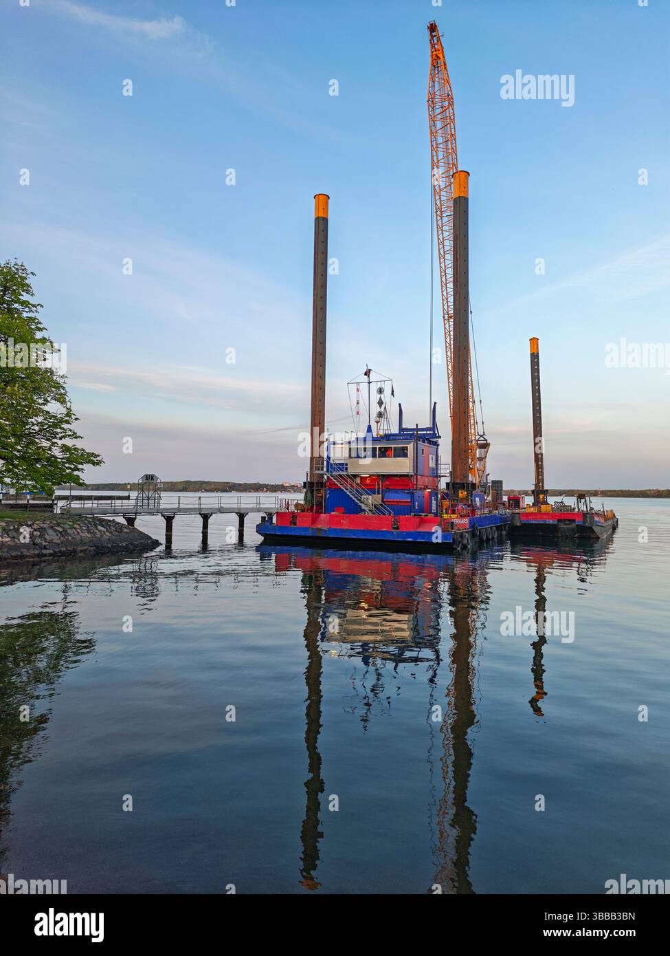 Navire de dragage Gerhard avec quatre piliers principaux sur les rives du fjord de Kiel, quartier de Kiel-Holtenau, Schleswig-Holstein, Allemagne du Nord, Europe Banque D'Images