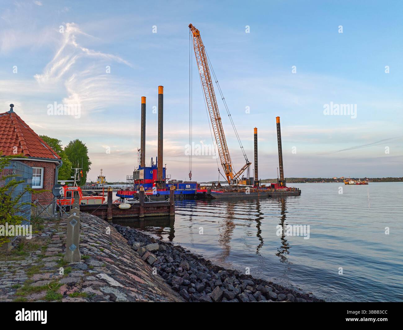 Navire de dragage Gerhard avec quatre piliers principaux sur les rives du fjord de Kiel, quartier de Kiel-Holtenau, Schleswig-Holstein, Allemagne du Nord, Europe Banque D'Images