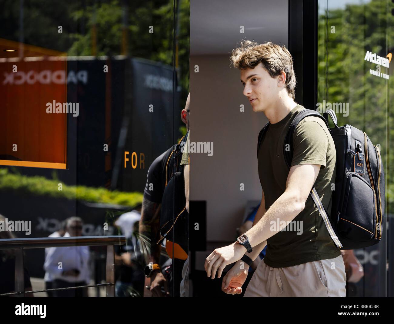 IMOLA - Oscar Piastri (McLaren) arrive à l'Autodromo Internazionale Enzo e Dino Ferrari avant le Grand Prix d'Emilie-Romagne. ANP SEM VAN DER WAL Banque D'Images