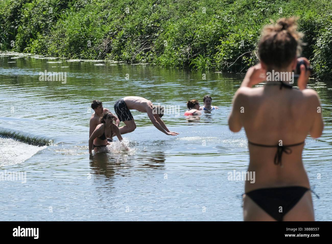 Bath, Royaume-Uni. 15 mai 2025. Journée ensoleillée pour la baignade sauvage au populaire Warleigh Weir près de Bath. Crédit : JMF News/Alamy Live News Banque D'Images