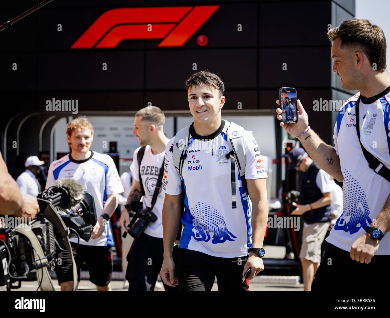 IMOLA - Isack Hadjar (Racing Bulls) à l'arrivée à l'Autodromo Internazionale Enzo e Dino Ferrari avant le Grand Prix d'Emilie-Romagne. ANP SEM VAN DER WAL Banque D'Images