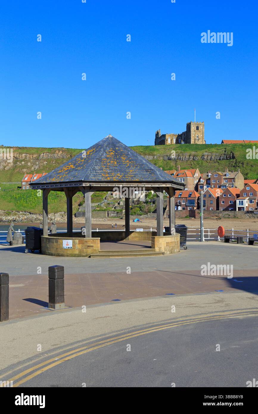 Kiosque sur le port et église St Mary's sur East Cliff, Whitby, North Yorkshire, Angleterre, Royaume-Uni. Banque D'Images