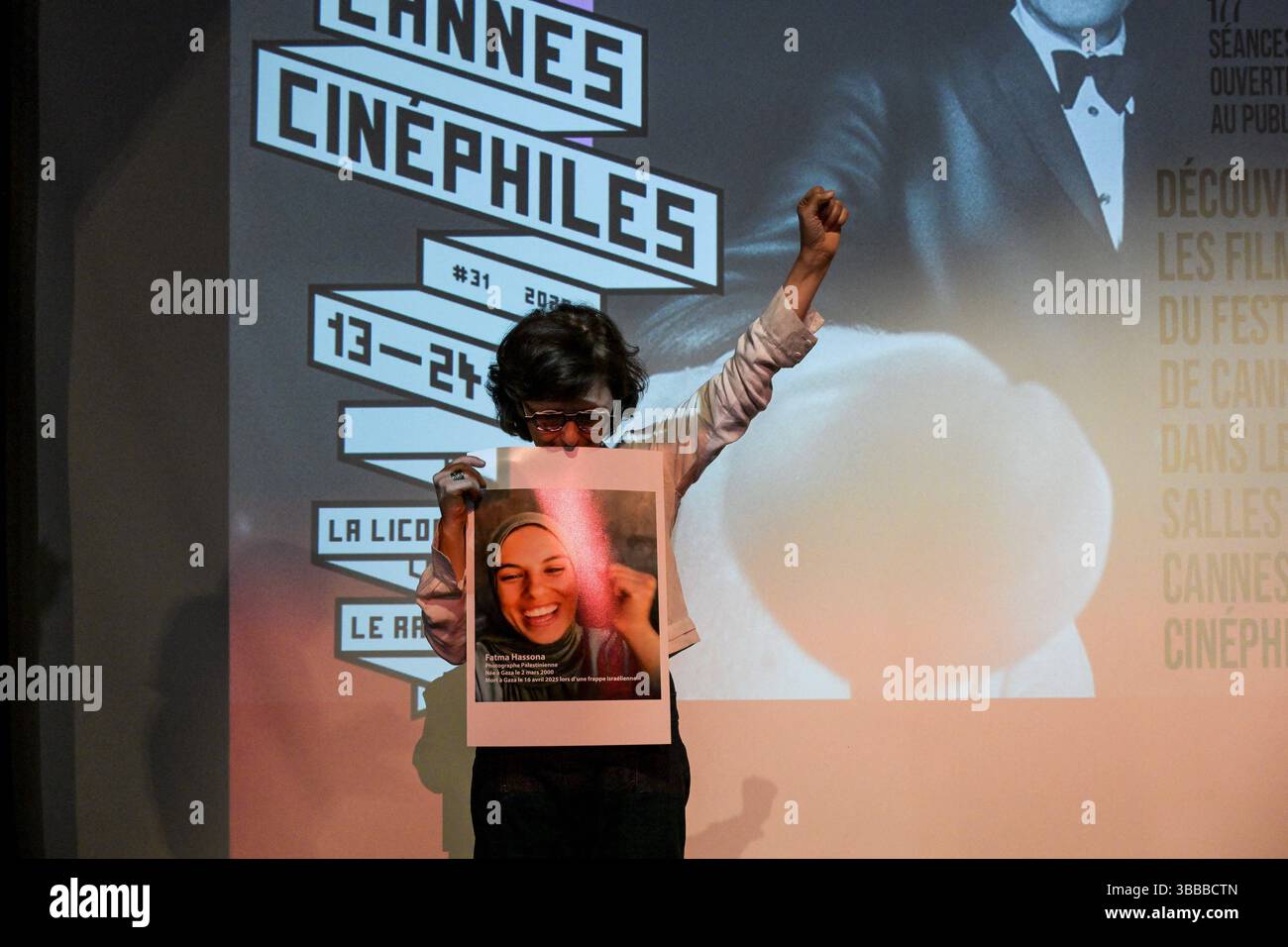 Cannes, France. 15 mai 2025. L’iranienne française Sepideh Farsi réagit avec une photo de la photographe palestinienne tuée Fatma Hassona, tuée dans une attaque israélienne contre sa maison, à la fin de la projection de son film « mettez votre âme sur votre main et marchez », dans le cadre de la compétition ACID, au 78e Festival de Cannes, en France, le 15 mai 2025. Photo de Ammar Abd Rabbo/ABACAPRESS.COM crédit : Abaca Press/Alamy Live News Banque D'Images